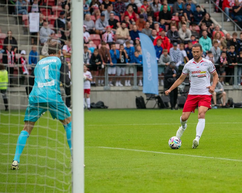 Łódź. Mecz Gwiazd w Łodzi. Na murawie Boniek, Krzynówek, Krychowiak