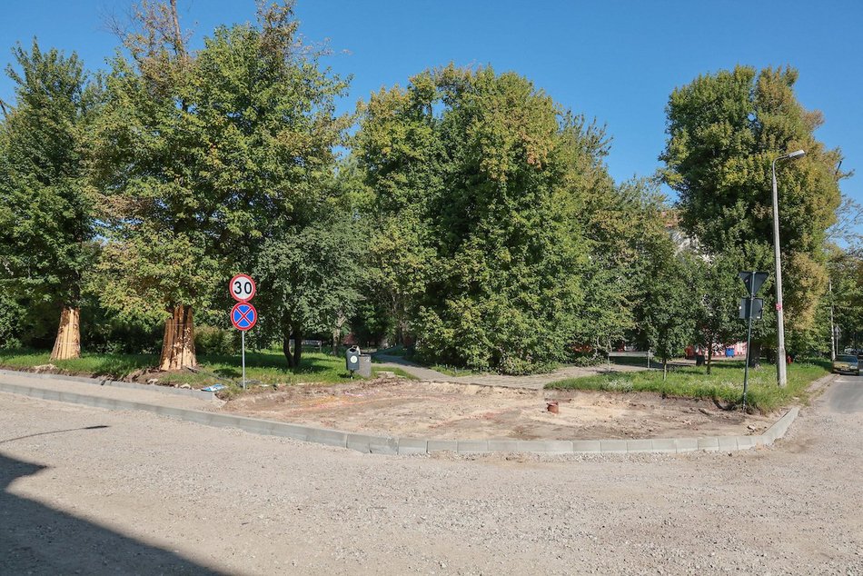 Łódź. Remont Organizacji WiN w Łodzi. Po pierwszych rozbiórkach czas na prace brukarskie