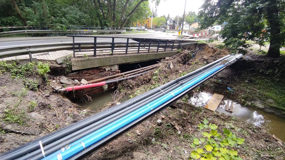 Zawalony w skutek burzy most na rzece Bałutce