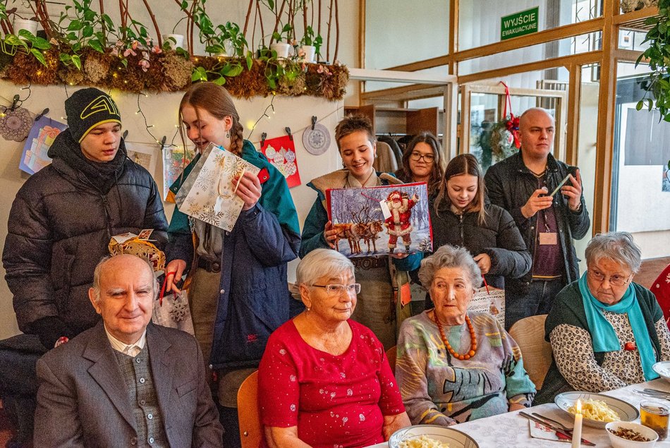 Seniorzy z Domów Dziennego Pobytu w Łodzi obdarowani przez harcerzy!