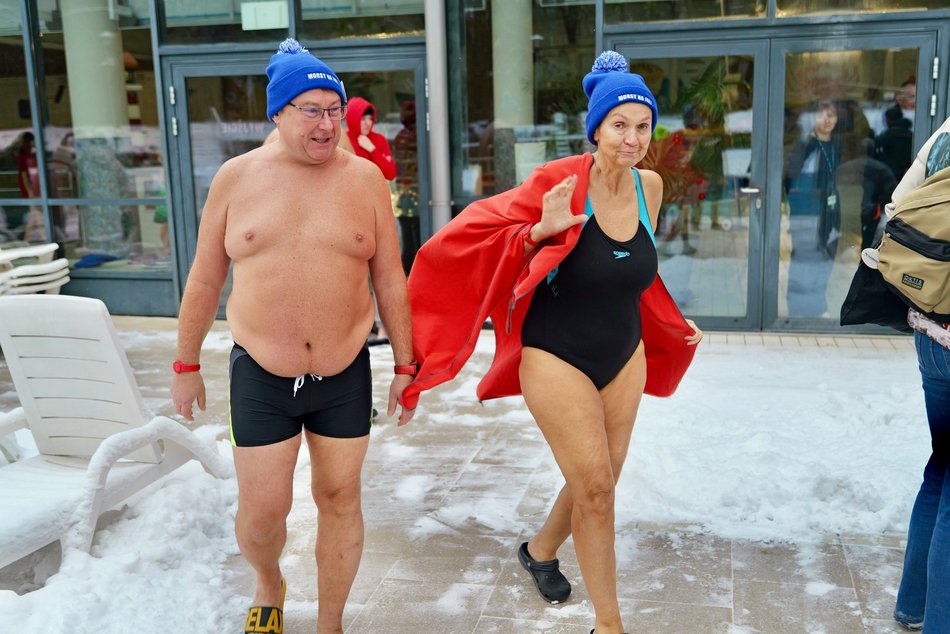 Łódź. Morsowanie w Aquaparku Fala