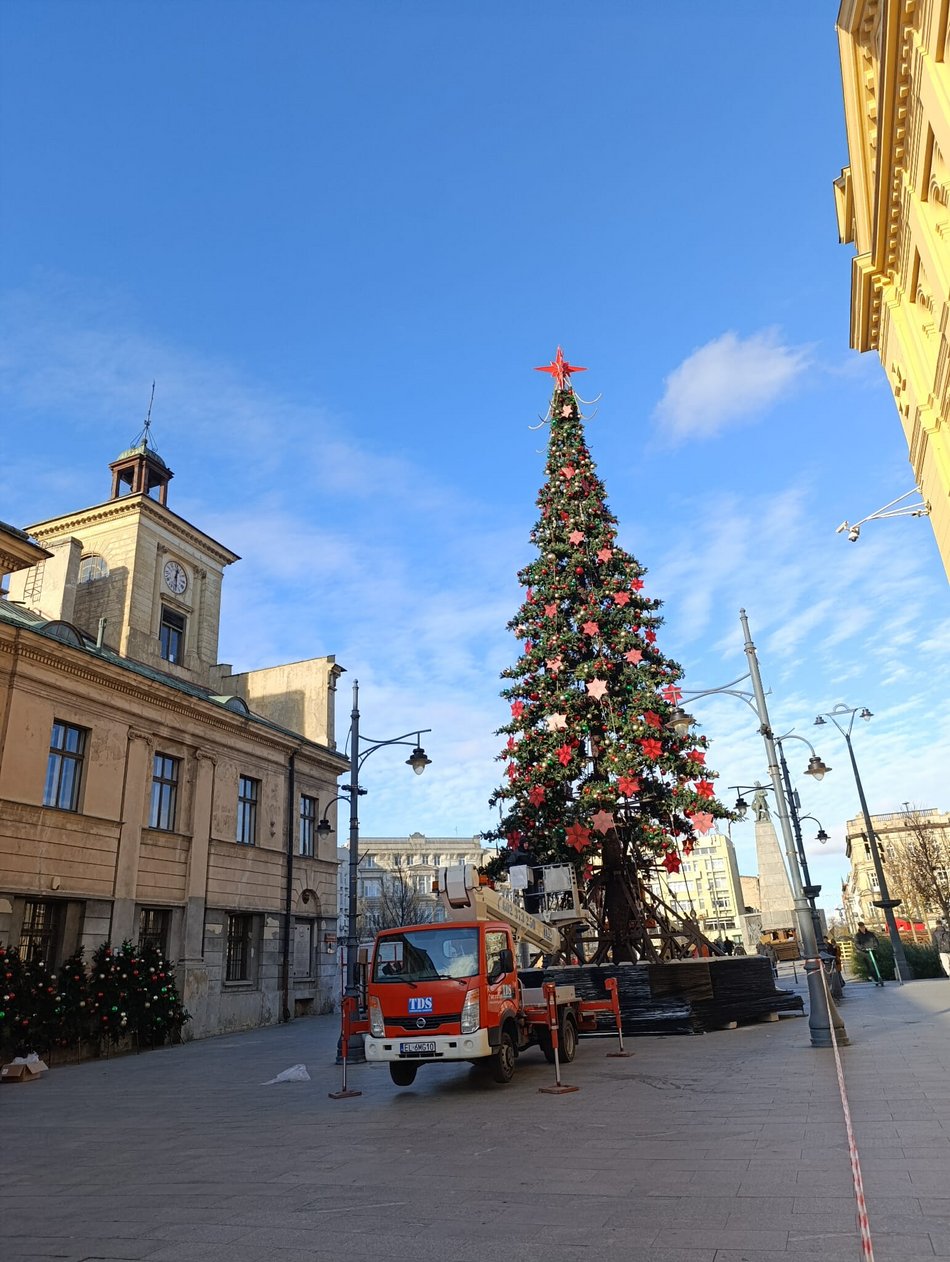 Łódź. Choinka na Piotrkowskiej prawie gotowa