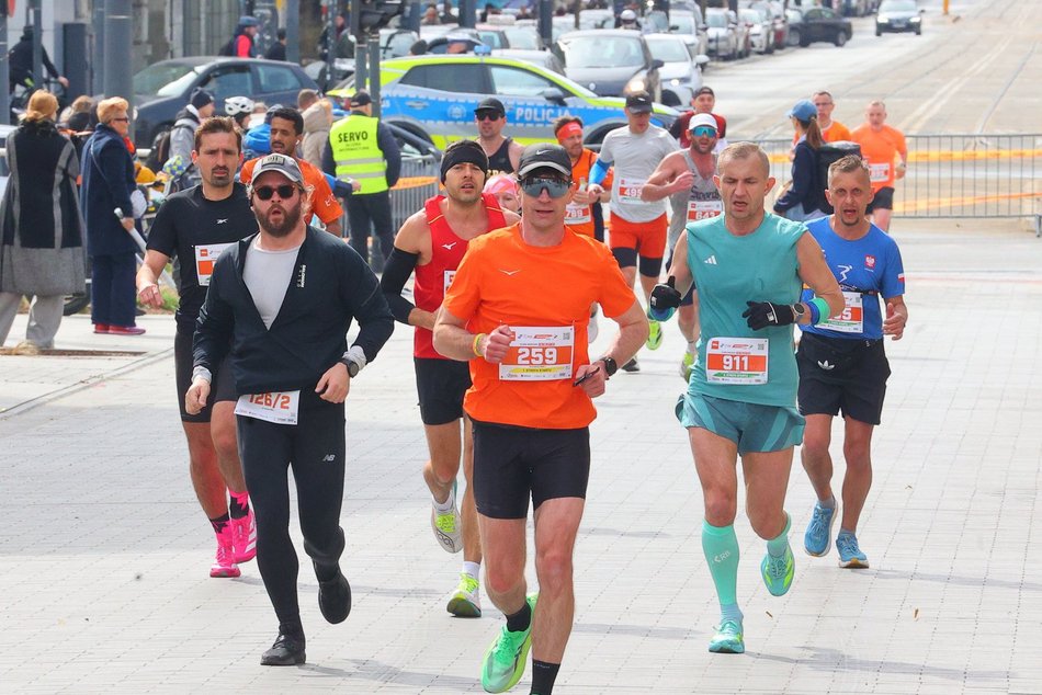 Łódź. DOZ Maraton Łódź 2026. Brałeś udział w biegu? Odszukaj się w galerii i zapisz na pamiątkę!
