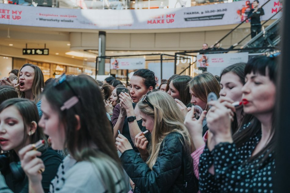 Łódź. Rekord malowania ust w Manufakturze w Łodzi pobity! Byłaś? Znajdź się na zdjęciach!
