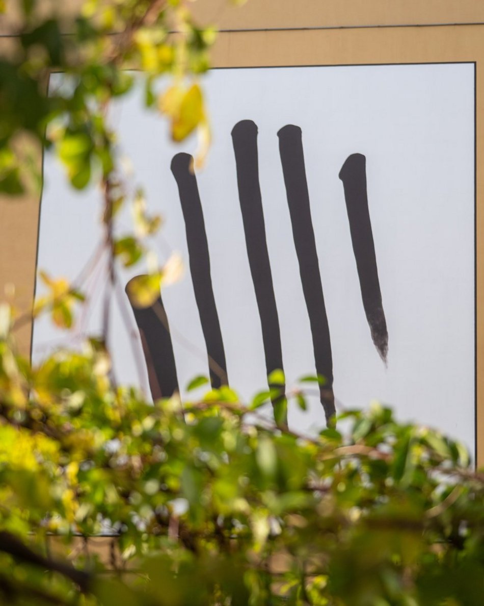 Nowy mural na kamienicy przy Włókienniczej w Łodzi. To dzieło Józefa Robakowskiego