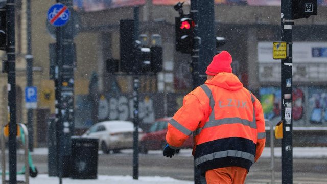 Drogowcy w Łodzi wciąż na posterunku. Trwa porządkowanie miasta po wielkiej gołoledzi 