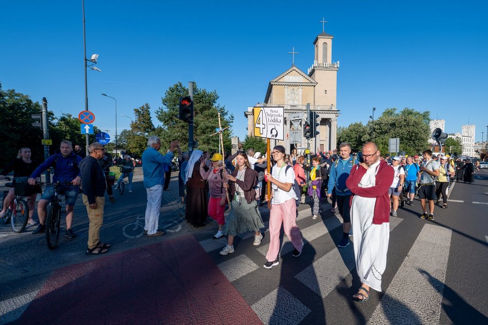 Łódź. Ruszyła 100. Piesza Pielgrzymka Łódzka na Jasną Górę. Maszeruje ponad 200 pątników!