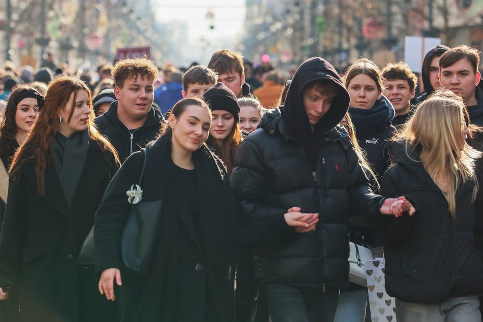 Łódź. Polonez dla Łodzi. Tłumy maturzystów zatańczyły na Piotrkowskiej. Razem z nimi łodzianie!