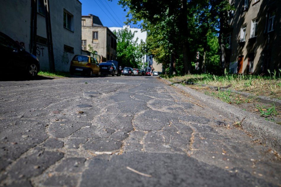 Łódź. Remont Różyckiego w Łodzi. Popękany asfalt i chodniki przejdą do historii