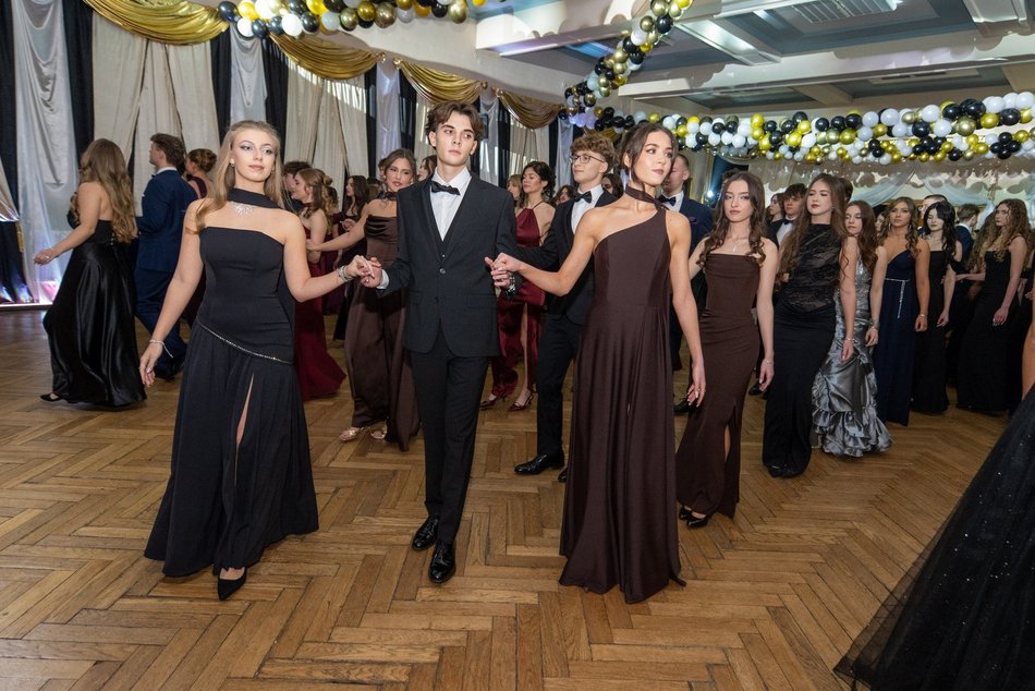 Łódź. Studniówka XXVI LO w Łodzi. Ależ oni zatańczyli... i jak pięknie wyglądali!