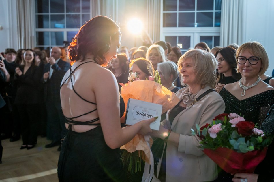 Łódź. Studniówka IV LO w Łodzi. Kreacje, które zapierały dech i radość na twarzach młodzieży