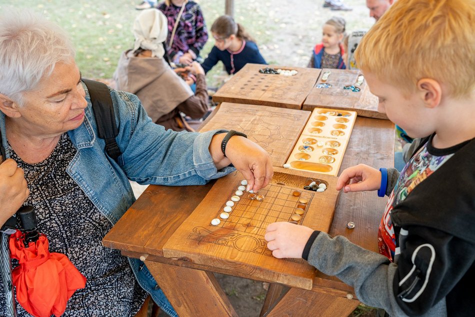 Łodzianie bawiący się na rodzinnym pikniku z okazji 600. Urodzin Łodzi