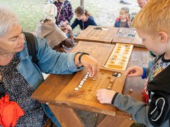 Łodzianie bawiący się na rodzinnym pikniku z okazji 600. Urodzin Łodzi