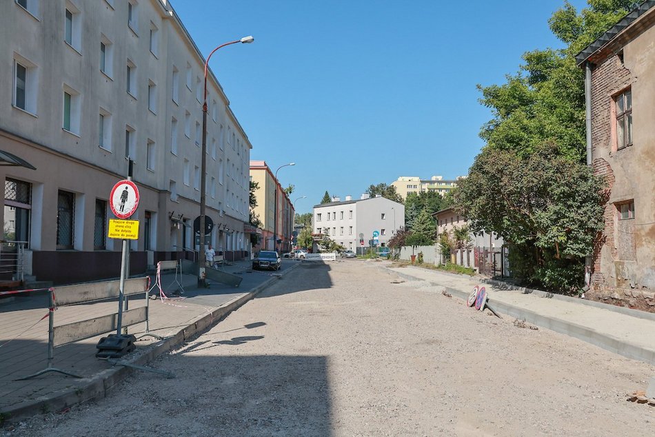 Łódź. Remont Organizacji WiN w Łodzi. Po pierwszych rozbiórkach czas na prace brukarskie