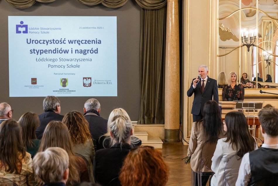 Łódź. Stypendia dla wybitnych uczniów z Łodzi i regionu przyznane. Nagrodzeni także nauczyciele