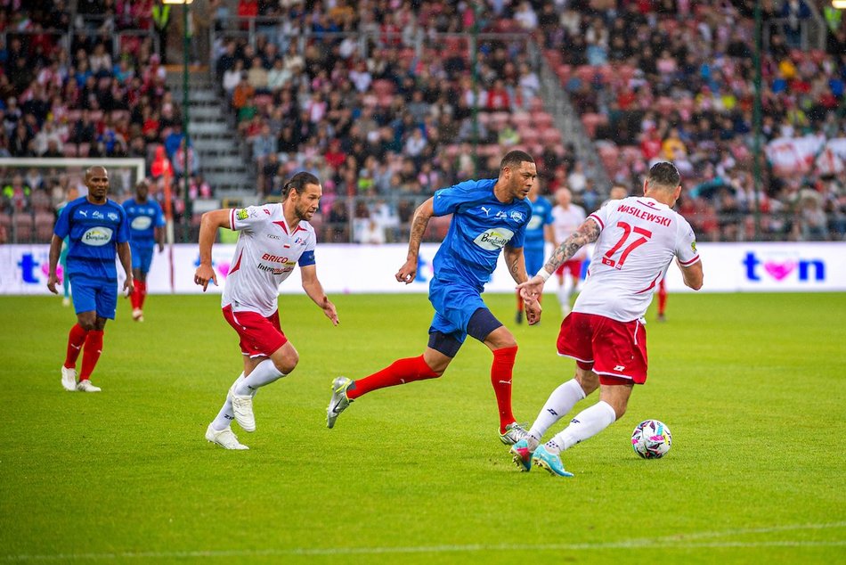 Łódź. Mecz Gwiazd w Łodzi. Na murawie Boniek, Krzynówek, Krychowiak