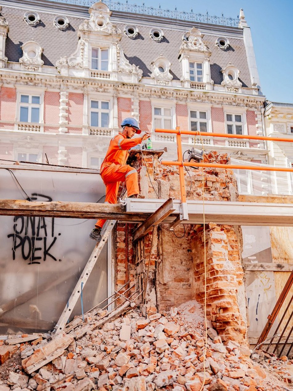 Łódź. „Dziura” przy Piotrkowskiej 58 w Łodzi znika na naszych oczach! Prace wystartowały!