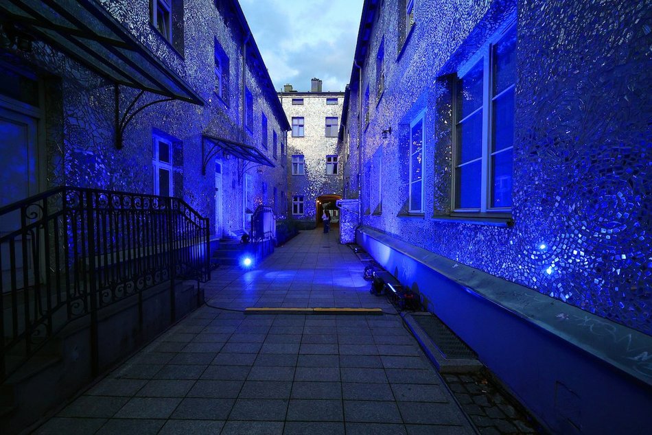 Łódź. Pasaż Róży w Łodzi cały na niebiesko! Łodzianie wspierają lot Sławosza Uznańskiego-Wiśniewskiego