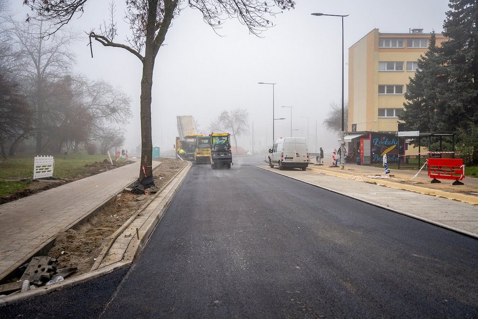Łódź. Drogowcy układają nową nawierzchnię na Śmigłego-Rydza