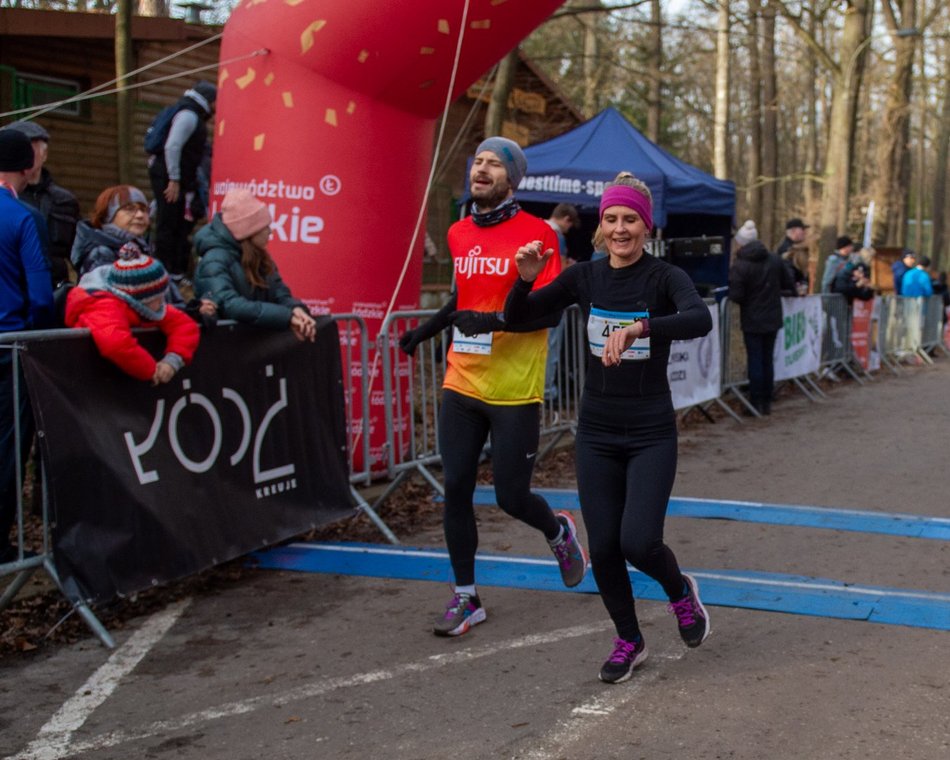 biegacze w lesie