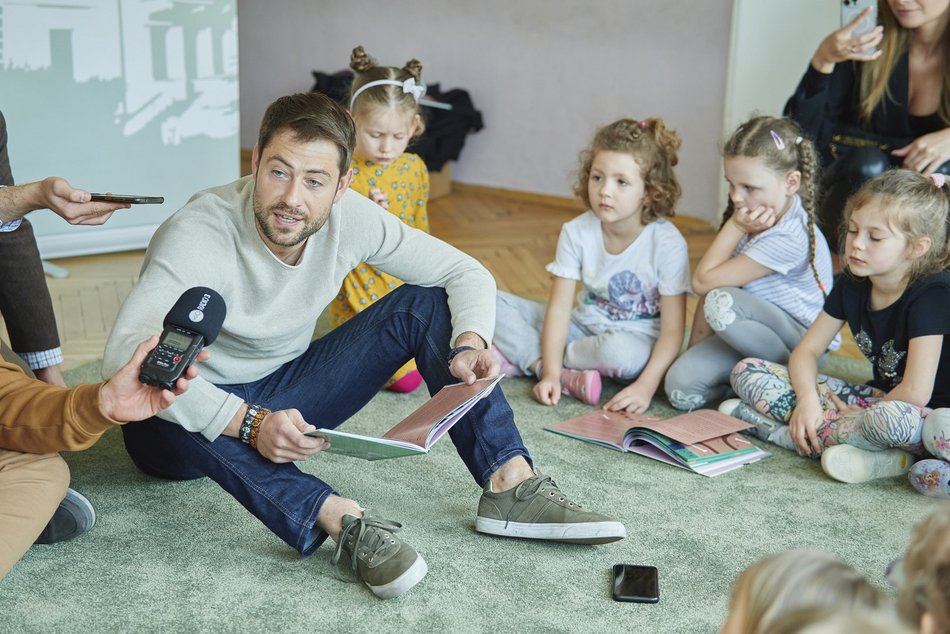 Akcja "Bajeczni Adwokaci" w Przedszkolu Miejskim nr 141 w Łodzi. Adwokaci czytali przedszkolakom książkę o swojej pracy