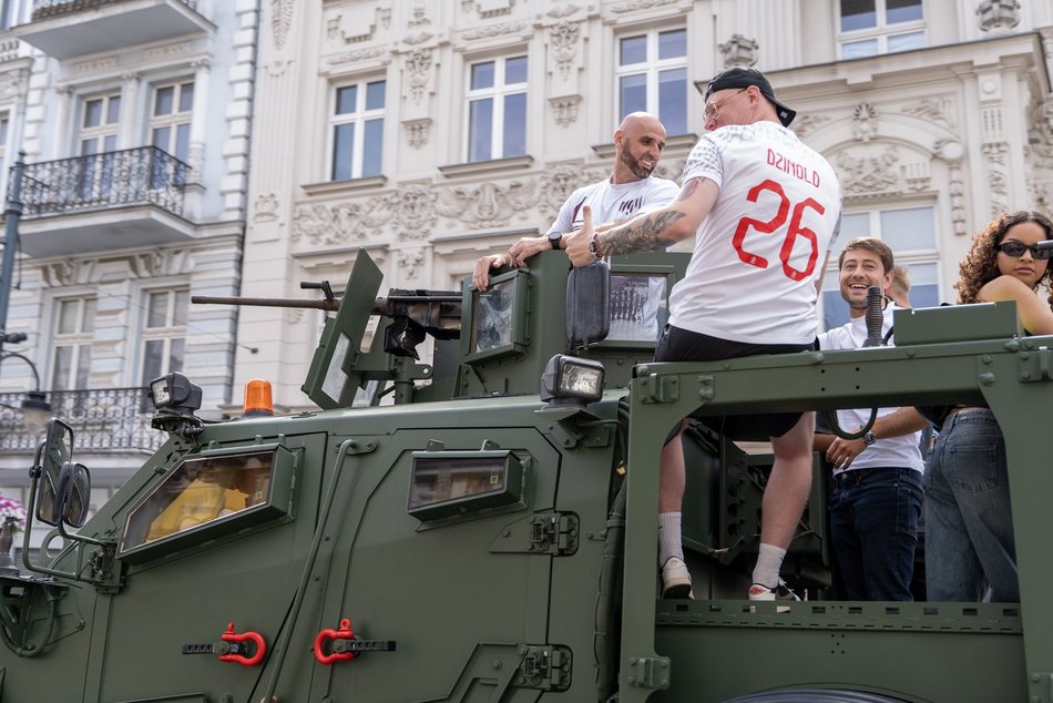 Parada na Piotrkowskiej przed meczem Marcina Gortata z NATO