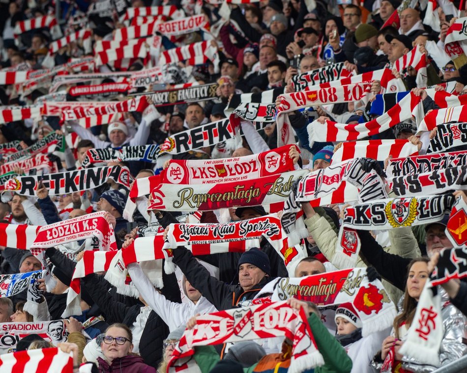kibice na stadionie
