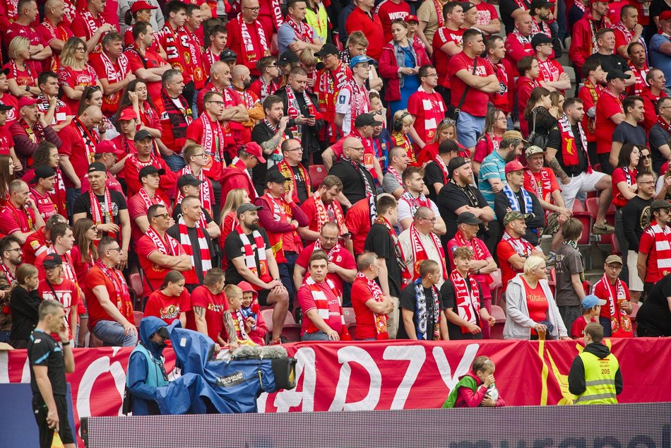 Kibice na meczu Widzewa Łódź z Lechem Poznań