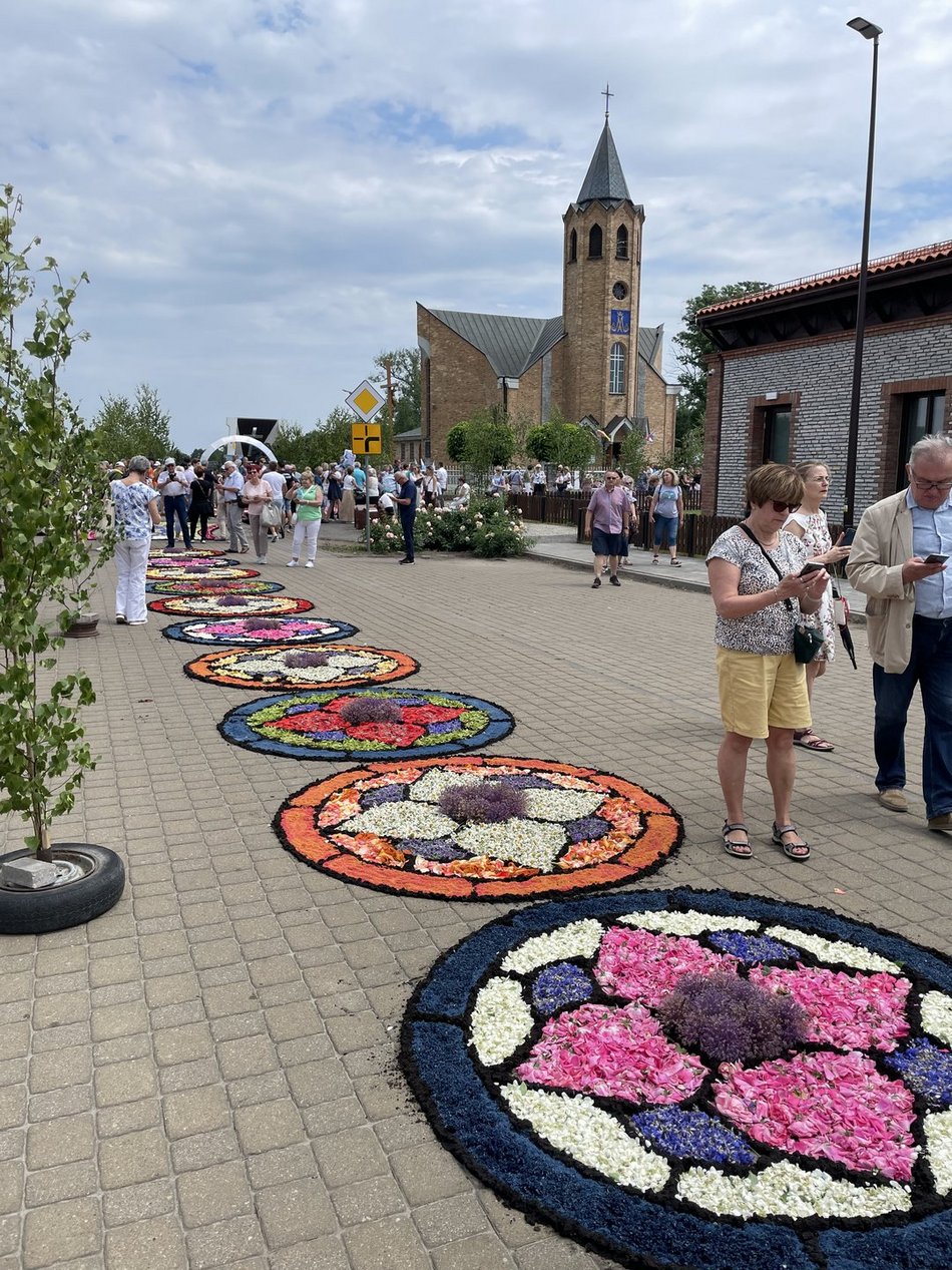 Kwiatowe dywany w Spycimierzu