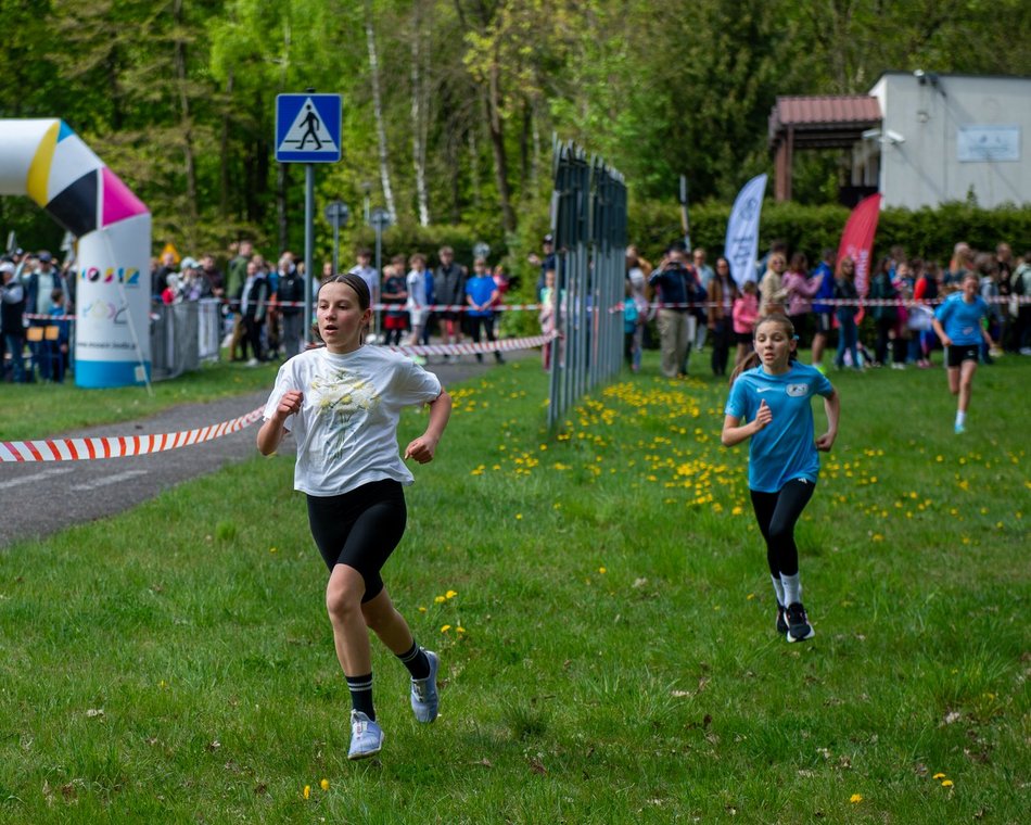 Łódź. XVII Bieg Olimpijczyków w parku Baden-Powella. Rywalizowali uczniowie szkół w Łodzi