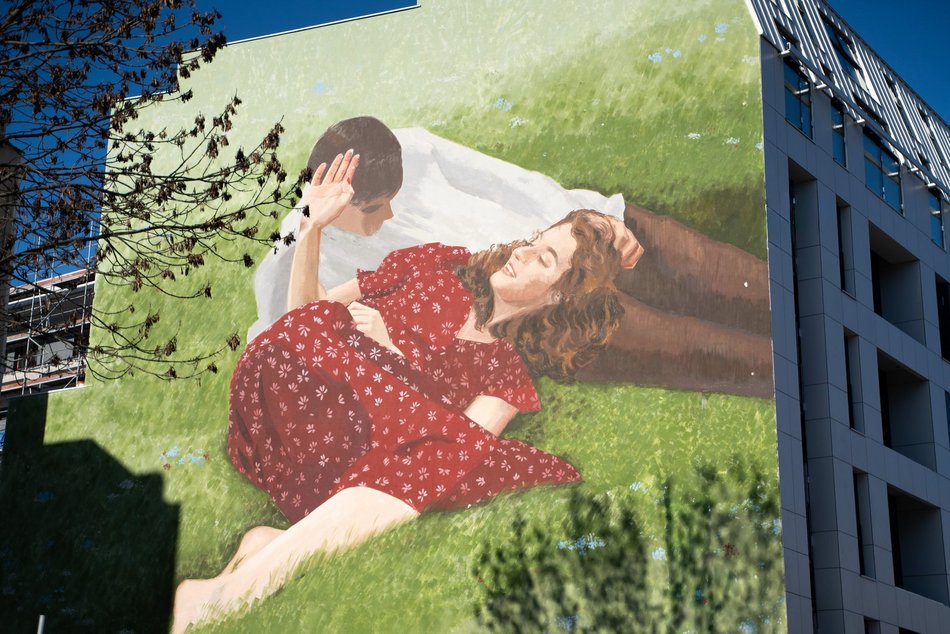 Łodzi. Pusty narożnik znika z centrum Łodzi. Mural na apartamentowcu już cieszy oczy łodzian