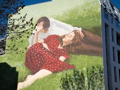 Łodzi. Pusty narożnik znika z centrum Łodzi. Mural na apartamentowcu już cieszy oczy łodzian