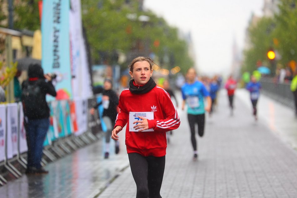 Mini Bieg Ulicą Piotrkowską w Łodzi w deszczu. To nie zepsuło jednak imprezy