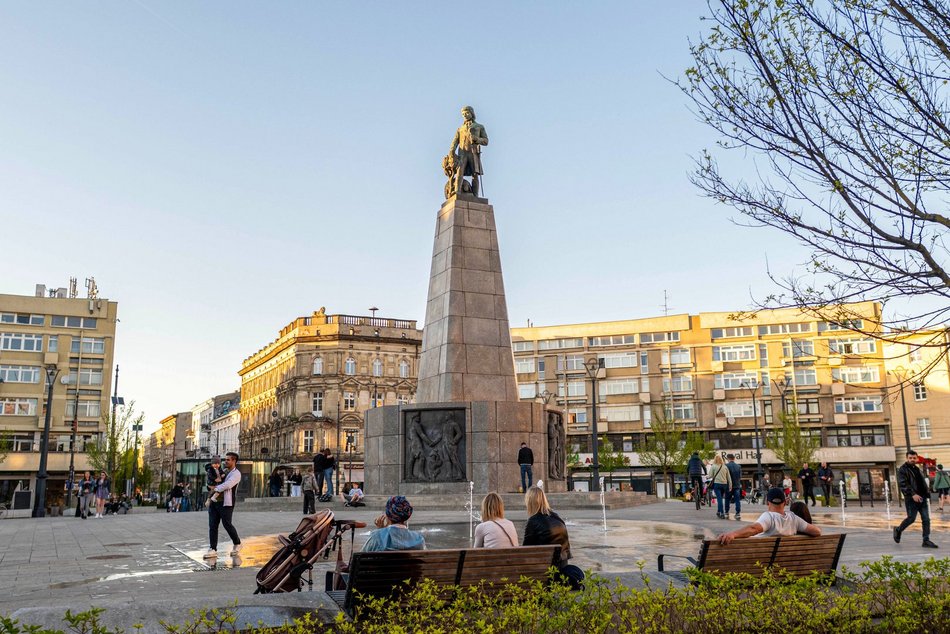Łódź. Plac Wolności w Łodzi tętni życiem. To jedno z najpopularniejszych miejsc spotkań!