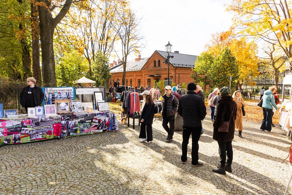 Łódź. Targ Staroci na Księżym Młynie w Łodzi. Rękodzieła, biżuteria, winyle i wiele więcej