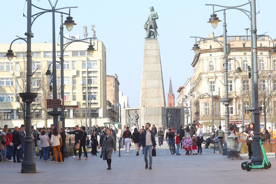 Łódź. Łódź budzi się do życia! Łodzianie i turyści tłumnie korzystają z pierwszych dni wiosny