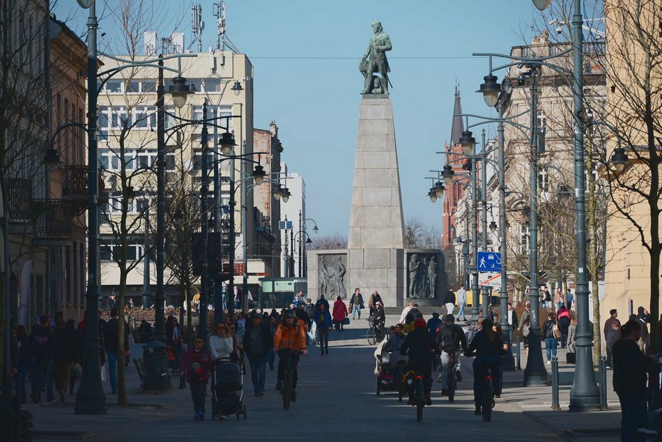 Wiosna w Łodzi! Piotrkowska i Plac Wolności pełne spacerowiczów!