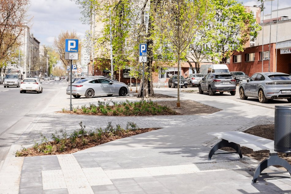 Łódź. Żeromskiego w Łodzi po remoncie. Chodniki bez aut, nowe parkingi i dużo zieleni
