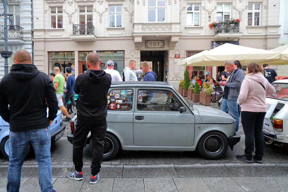 Parada Maluchów w Łodzi 2023. Kolorowe auta przejechały ulicami centrum