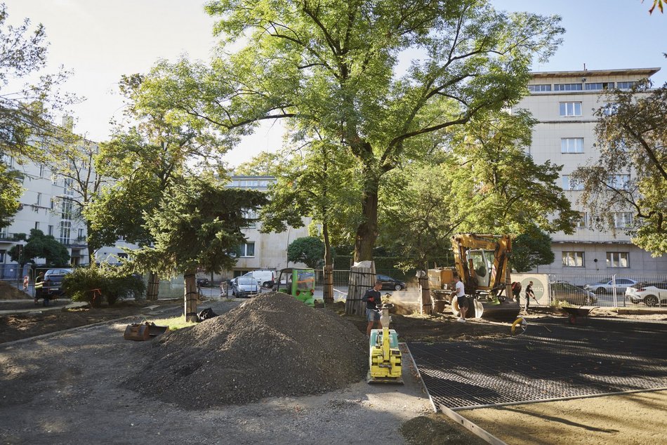 Plac Komuny Paryskiej przechodzi metamorfozę. Koniec z zaniedbanym zaułkiem