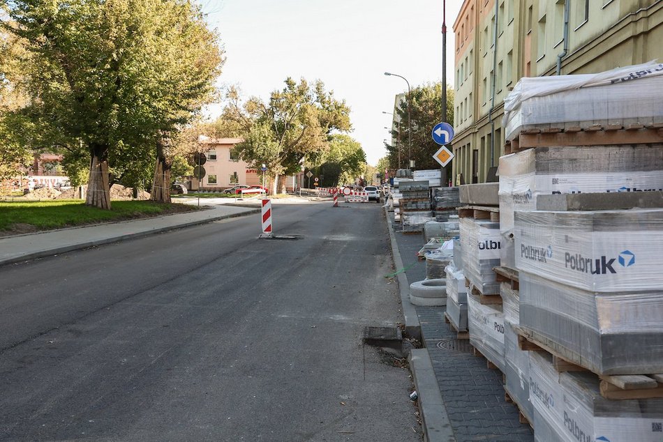 Łódź. Remont Organizacji WiN w Łodzi. Jest już nowa nawierzchnia i chodniki