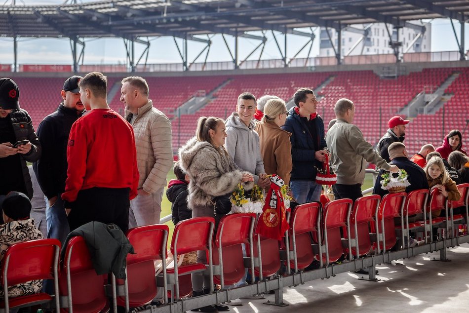 Łódź. Święcenie pokarmów na stadionie Widzewa Łódź