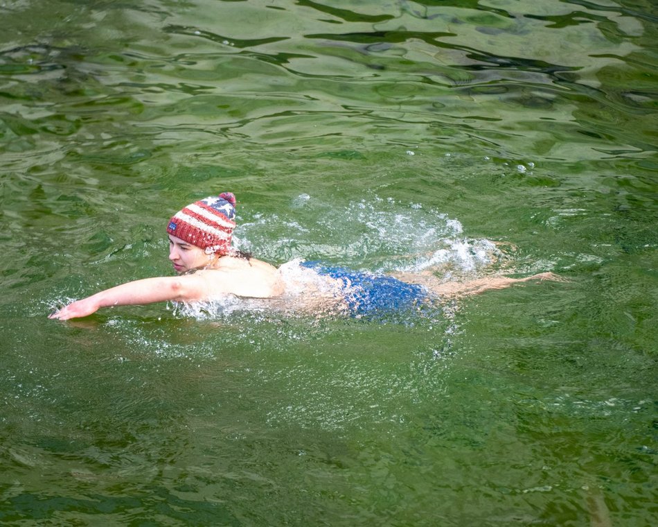 Łódź. Morsowanie w basenie dla słoni