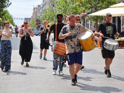 Orkiestra na ul. Piotrkowskiej z okazji 601. Urodzin Łodzi