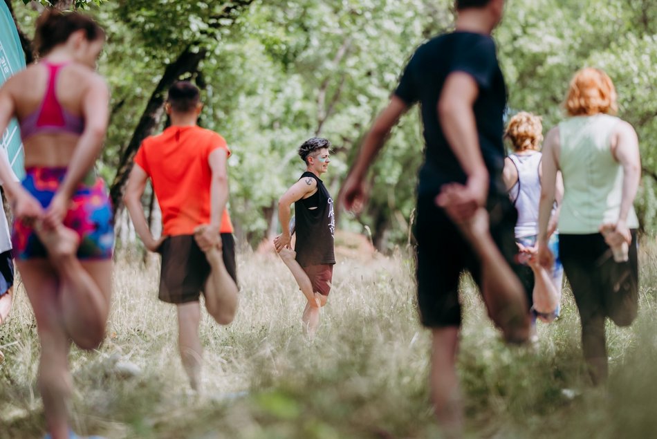 osoby ćwiczące jogę