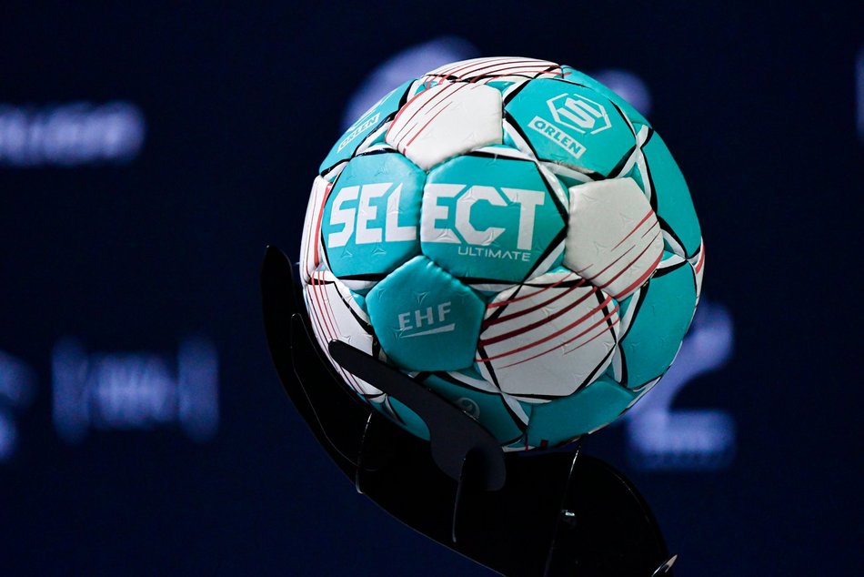 męzczyzna podczas konferencji prasowej