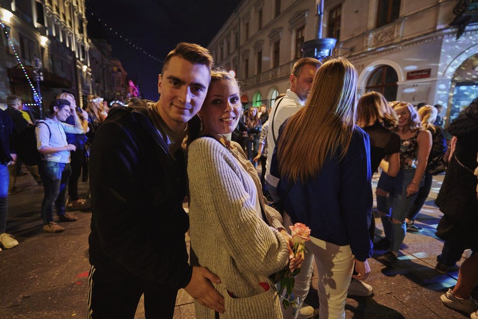 ludzie na festiwalu światła w Łodzi