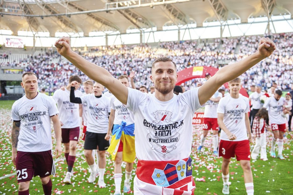 kibice i piłkarze świętują sukces