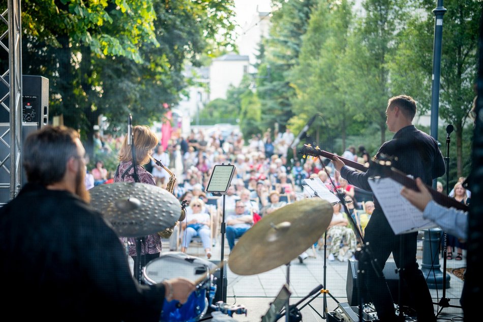 Łódź. Jazzowe Wtorki w Łodzi. Youth Jazz Band wystąpił w Pasażu Róży