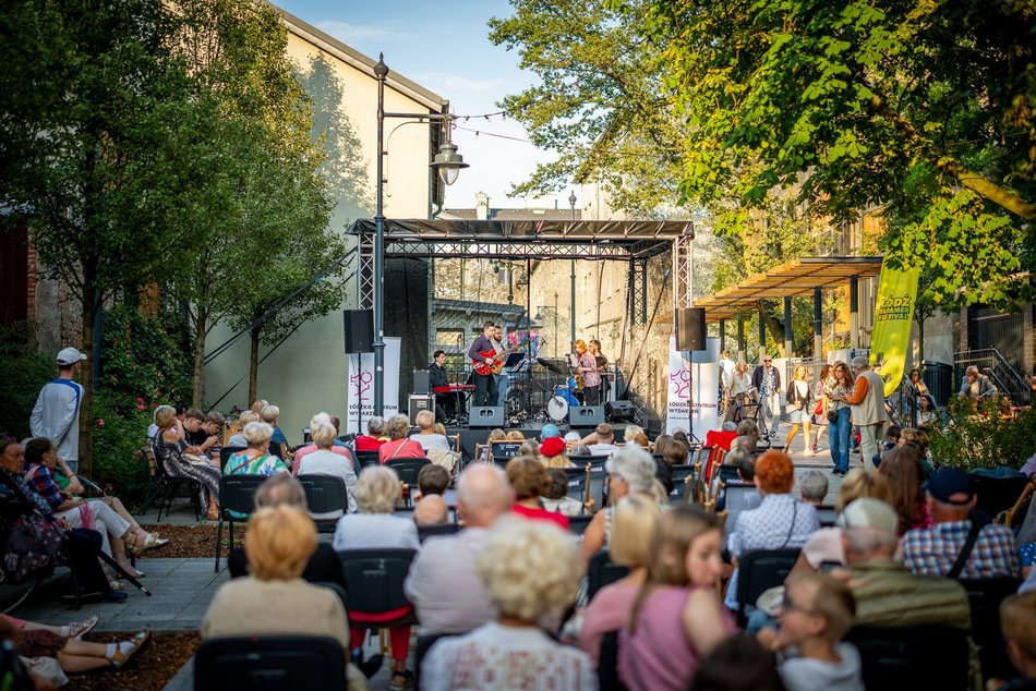 Łódź. Jazzowe Wtorki w Łodzi. Youth Jazz Band wystąpił w Pasażu Róży